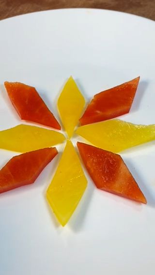 Often used when slicing fruits and veggies for decorative purposes, the lozenge cut gives you diamond-shaped pieces measuring around ½ inch by ½ inch by ⅛ inch. Try the lozenge cut on some bell peppers to create pretty patterns on your plate! Lozenge Cut, Knife Skills, Knife Skill, Chef Tips, Vegetable Carving, Sharp Knife, A Chef, Pretty Patterns, Bell Peppers