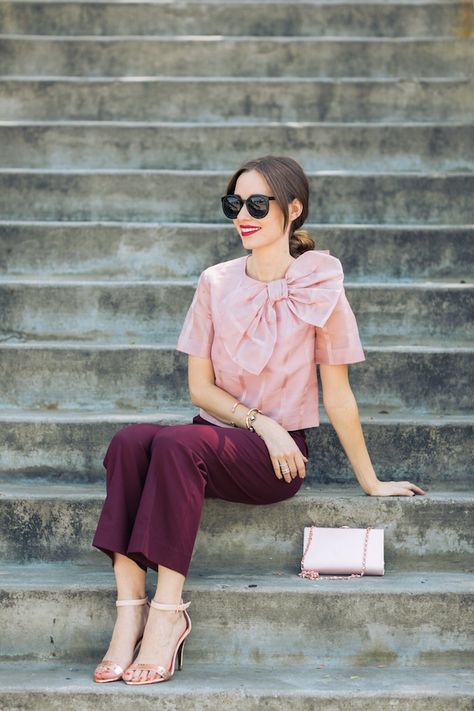 pairing pink with burgundy Outfit Pantalon Vino, Pink Sandals Outfit, Burgundy Pants Outfit, Pink Top Outfit, Outfit Elegant, Burgundy Outfit, Burgundy Pants, Blogger Street Style, Fashion Videos