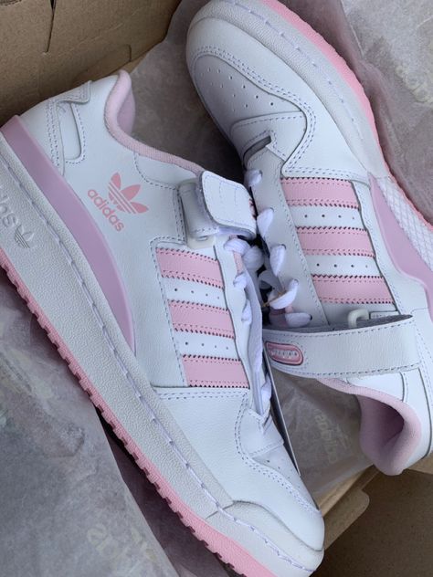 #rosa #pink #adidas #adidasforumlow #aesthetic #clean #white #loveit #girly #pinklover #grateful #happy #new #sneaker #nice #adidasshoeswomen Addias Shoes, Pink And White Adidas, Blazer Rose, Light Pink Shoes, Baby Pink Shoes, Adidas White Shoes, Adidas Forum Low, Forum Low, Aesthetic Clean