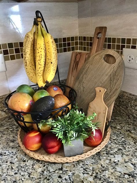 Display Fruit On Counter, Wooden Bowls Decor Ideas, Fruit Bowl Decor, Brighten Kitchen, Fruit Kitchen Decor, Fruit Bowl Display, Kitchen Vignettes, Fruit Display, Kitchen Time