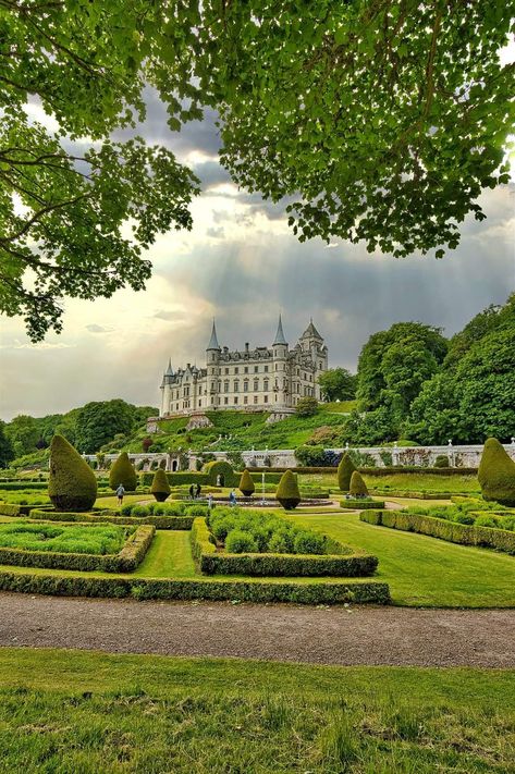 French Chateau Homes, Dunrobin Castle, Enchanted Castles, Castle Exterior, Garden Water Feature, Castle Scotland, European Castles, Scotland Castles, Castle Garden