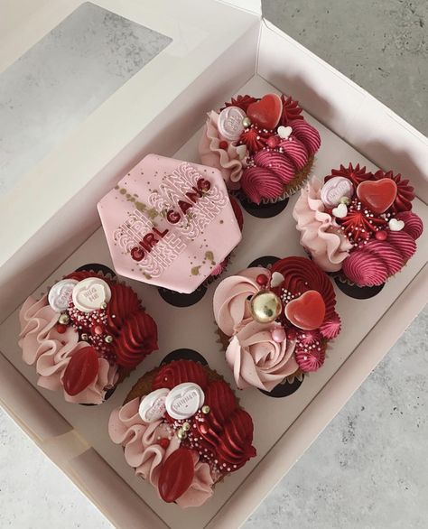 Valentines Cupcakes Decoration, Valentines Cakes And Cupcakes, Cupcakes Amor, Valentines Day Package, Valentines Recipes Desserts, Valentines Day Baskets, Valentines Day Drawing, Valentine Day Cupcakes, Cupcake Cake Designs