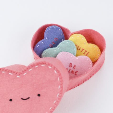 Mini DIY Felt Conversation Hearts Easy Felt Crafts, Valentines Envelopes, Award Ribbons, Felt Craft Projects, Wild Olive, Pop Tart, Mini Diy, Felt Crafts Diy, Ge Bort