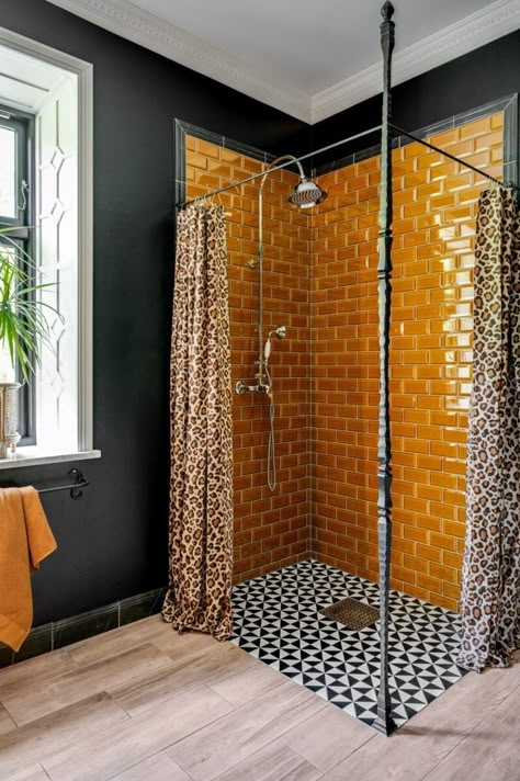 Old School Bathroom Ideas, Black White And Orange Bathroom, Cute Bathroom Design, Mustard Yellow Bathroom Ideas, Colorful Tile Bathroom, Punk Bathroom, Mustard Yellow Bathroom, Yellow Tile Bathroom Ideas, Colorful Home Design