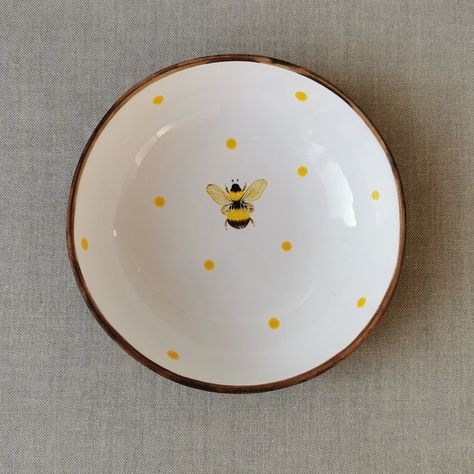 Ceramics Bowl Ideas, Ceramic Plate Painting, Pottery Crockery, Aesthetic Plates, Cute Art Ideas, Bee Aesthetic, Bee Plates, Dish Collection, Bee Cute