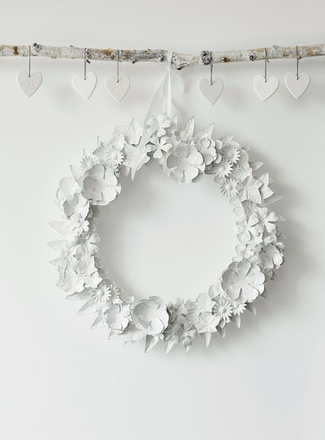 Paper Wreath Diy Christmas, Unique Christmas Wreaths, Metal Christmas Wreath, Paper Wreath Diy, Diy Fleur, Ceramic Christmas Decorations, Creative Wreaths, Modern Wreath, Christmas Look