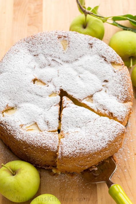 Apple Cake Sharlotka (VIDEO) - NatashasKitchen.com Apple Sponge Cake, Easy Apple Cake Recipe, Apple Cake Recipe Easy, Easy Apple Cake, Apple Cake Recipe, American Cake, Apple Cake Recipes, Yummy Dessert, Food Sweet