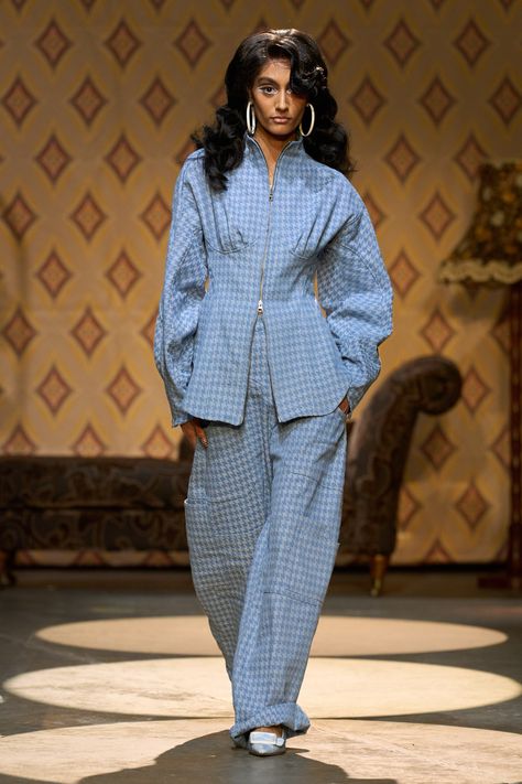 Tolu Coker Spring 2025 Ready-to-Wear https://www.vogue.com/fashion-shows/spring-2025-ready-to-wear/tolu-coker/slideshow/collection#19 Spring Couture, Tolu, Runway Looks, New Fashion Trends, Vogue Runway, Dress Suits, First Lady, Runway Fashion, Aesthetic Clothes