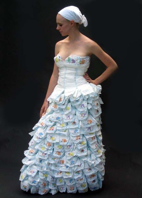 A Dress Made of Diapers and Safety pins Weird Wedding Dress, Worst Wedding Dress, Ugly Dresses, Making A Wedding Dress, Ugly Outfits, Year 7, Fashion Fail, Recycled Fashion, Wedding Dresses Strapless