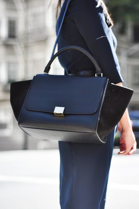 LOVE the new Celine Trapeze bag Celine Trapeze, Trapeze Bag, Handbag Heaven, Celine Bags, Celine Bag, Black Bag, Mode Inspiration, Beautiful Bags, Bago