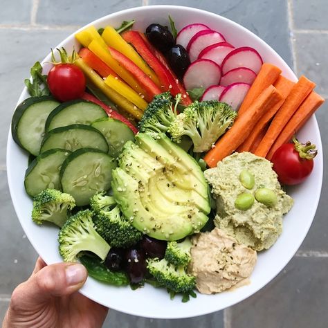 Asian Edamame, Crudités Platter, Hummus Snack, Classic Hummus, Edamame Hummus, Veggie Plate, Homemade Hummus, Hummus Recipe, Healthy Snacks For Diabetics