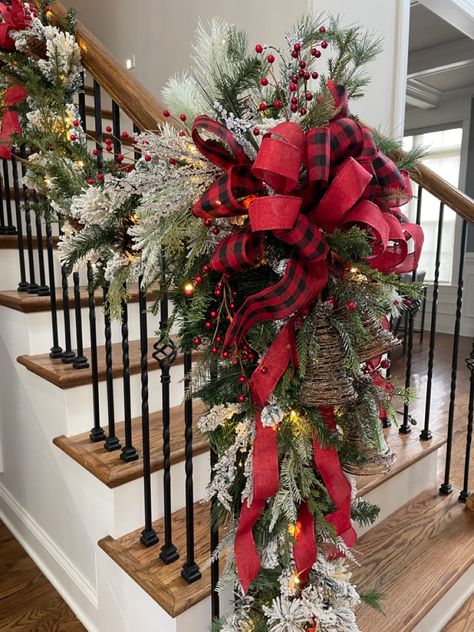 Christmas Bannisters Ideas, Decorated Staircase For Christmas, Real Garland On Staircase, Traditional Christmas Table Centerpieces, Bow Window Christmas Decorating Ideas, Christmas Decor Ideas Stair Railing, Stairwell Christmas Decor, Christmas Railing Decor Indoor, Christmas Bannister Ideas