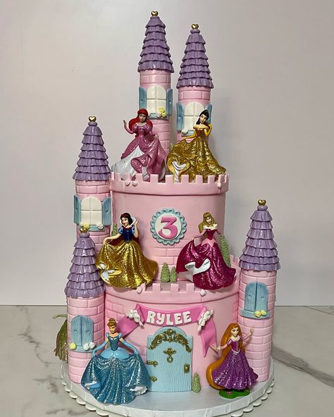 A castle birthday cake for a princess / Un pastel de cumpleaños de castillo para una princesa Custom cakes in Orlando Fl./Tortas personalizadas en Orlando Fl #cakesinorlando #customcakesinorlando #thecitybeautifulcakes #cakeart #orlandofl #castlecake #princesscake #orlando #happybirthday Fairy Princess Cake, Baby Reveal Party Decorations, Disney Castle Cake, Disney Princess Birthday Cakes, Castle Birthday Cakes, Princess Castle Cake, Disney Princess Castle, Princess Birthday Party Decorations, Disney Princess Cake