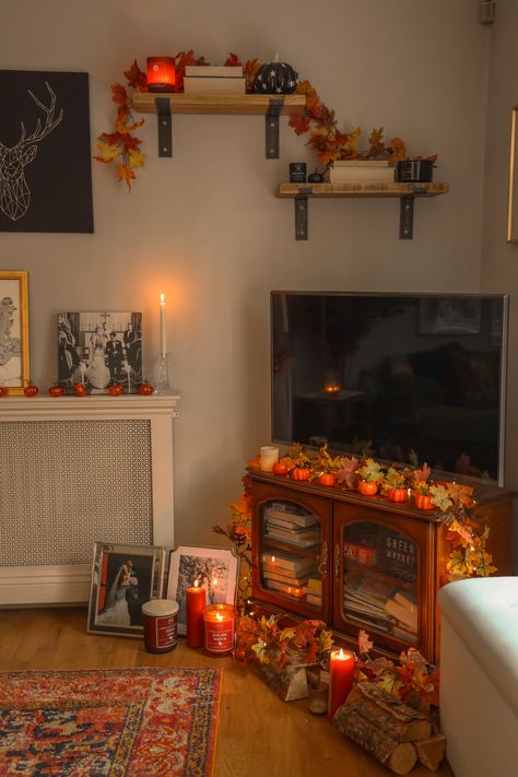 10 staple pieces you need for a cosy living room - Kelly Prince Writes Cosy Autumn Home, Autumn Living Room Aesthetic, Fall Decorating Ideas For Living Room, Living Room Decor Halloween, Decorating For Autumn, Autumn House Decorations, Autumn Apartment Decor, Cozy Autumn Living Room, Autumn Apartment