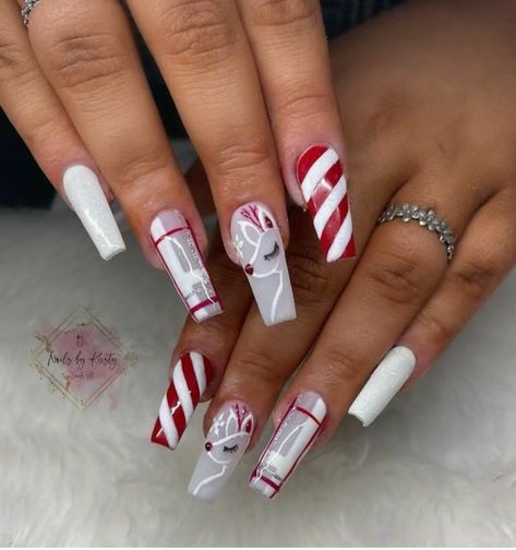 Christmas Nail Designs Reindeer, Christmas Nail Coffin, Christmas Coffin Acrylic Nails, Winter Nails 2022 Trends Acrylic, Nails Degins, Reindeer Nails Designs, Christmas Nail Designs 2022, Christmas Nails With Rhinestones, Holiday Nails Coffin