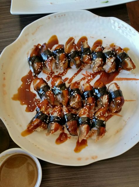 Eel sushi. Nigiri Aesthetic, Eel Sushi, Avocado Sushi, I Want Food, Fav Food, Unhealthy Obsession, Japan Food, Food Obsession, Sashimi