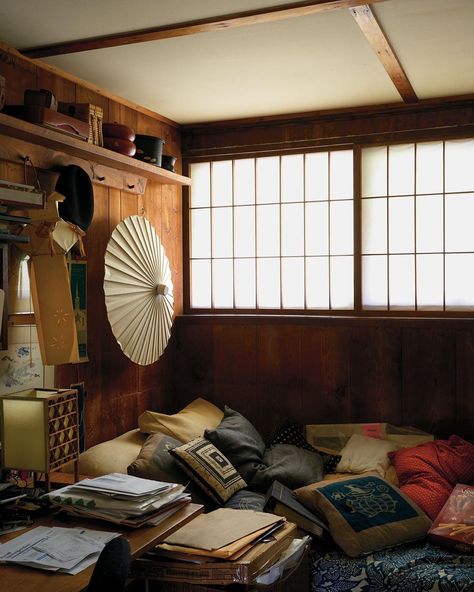 T: The NYTimes Style Magazine’s Instagram profile post: “The Japanese-American furniture designer #GeorgeNakashima, who graduated with a master’s degree in architecture from the Massachusetts…” Japanese Bedroom Style, Shikibuton Bedroom, Japanese Room Bedrooms, Japanese Interior Design Bedroom, Japanese Decor Bedroom, Japanese Apartment Aesthetic, Japanese Room Aesthetic, Japanese Bedroom Aesthetic, Japanese Apartment Decor