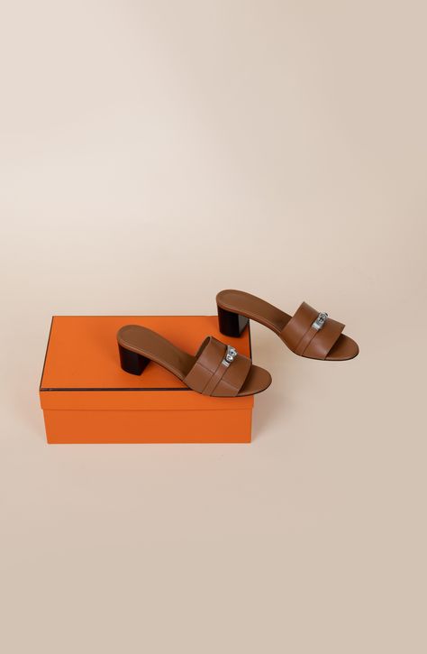 Hermès Gigi 50 Sandals in Gold PHW Hermes Shoes, Personal Shopper, 50 %, Moon, Sandals, Gold