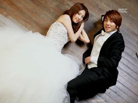 YongSeo Couple (Yong Hwa & Seohyun) Wgm Couples, Cn Blue, Indie Wedding, We Got Married, Studio Poses, We Get Married, Korean Wedding, Brown Eyed Girls, Cnblue