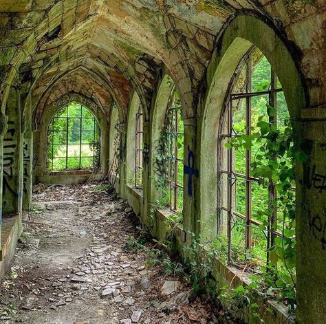 Abandoned Overgrown Places, Ancient City Aesthetic, Abandoned Palace, Abandoned City, Old Abandoned Buildings, Apocalypse Aesthetic, Derelict Buildings, Creepy Houses, Nature Light