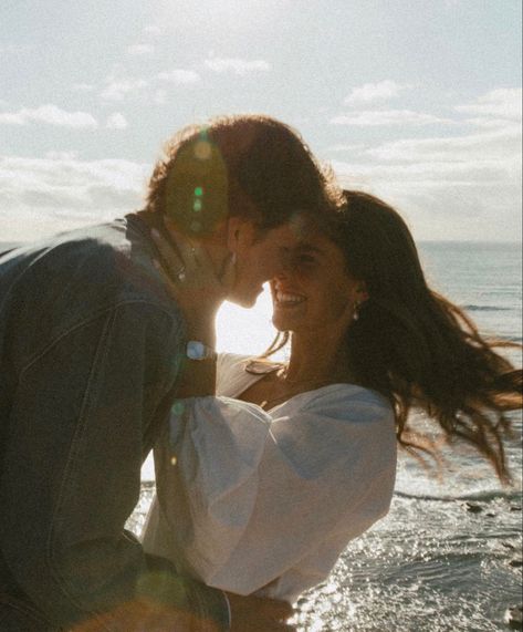 1 Year Photoshoot Ideas Couples, Engagement Photo Shoot Beach, Cute Engagement Photos, Couple Engagement Pictures, Engagement Pictures Poses, Engagement Inspo, Photographie Inspo, Summer Romance, Couple Picture Poses