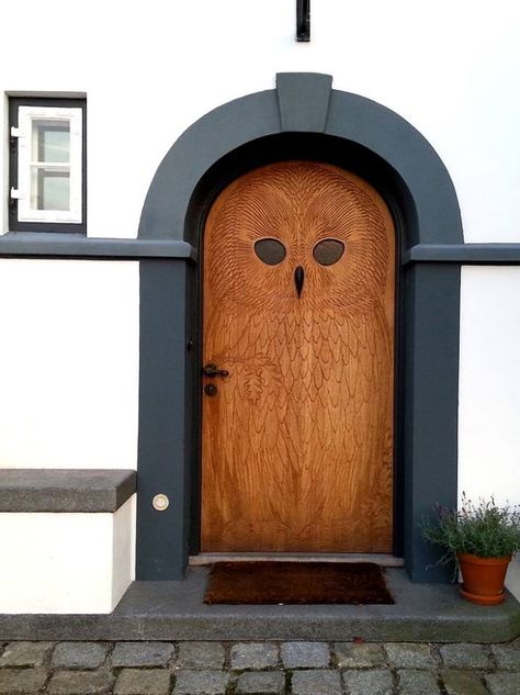 This door in the shape of an owl is in Hellerup just outside Copenhagen. From author Frans de Waal Facebook page. Wooden Door Entrance, Owl Door, Front Door Entrance, Room Door Design, Old Door, Room Doors, Beautiful Doors, Entrance Doors, Door Knockers