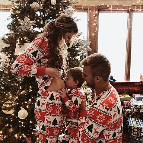 Christmas Pajamas Christmas Card, Family Photo For Christmas, Maternity Christmas Pictures Family, Maternity Photo Shoot Christmas, Christmas Maternity Family Photos, Pregnant Family Christmas Photos, Christmas Card Photo Ideas Pregnant, Family Christmas Pictures Pregnancy Announcement, Christmas Maternity Photoshoot Family