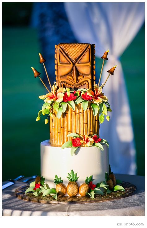 Hawaiian Luau Tiki Wedding Cake Tiki Cake, Hawaiian Wedding Cake, Tiki Wedding, Tropical Wedding Cake, Hawaiian Cake, Hawaiian Luau Party, Luau Wedding, Fiesta Tropical, Luau Birthday