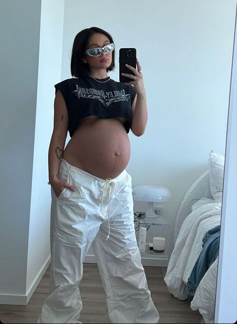 Cute Pregnancy Pictures, Concert Attire, Couple Pregnancy Photoshoot, Maternity Street Style, Preggo Fashion, Pretty Pregnant, Mommy Outfits, Cute Maternity Outfits, Stylish Maternity Outfits