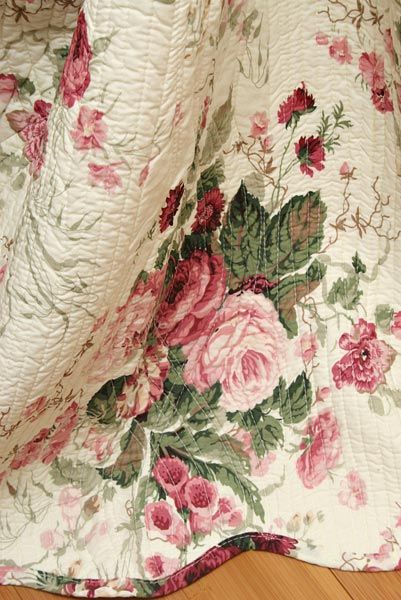 . Bright House, Shabby Chic Quilts, Chic Quilts, Estilo Shabby Chic, Chic Bedding, Shabby Chic Bedding, Cabbage Rose, Shabby Chic Bedroom, Shabby Chic Pink