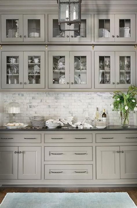 Gray Cabinets Black Countertops, Country Kitchen Lighting, Серая Кухня, Black Granite Countertops, Black Countertops, Kabinet Dapur, French Country Kitchens, Glass Front Cabinets, Gray Cabinets