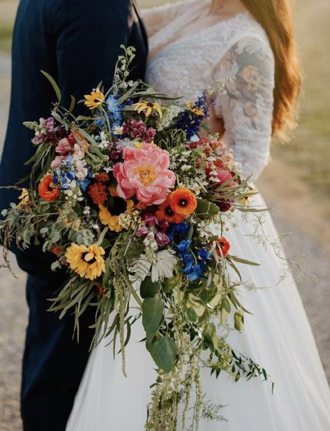 Wildflower Bridal Bouquets, Wildflower Wedding Theme, Wildflower Wedding Bouquet, Sunflower Wedding Bouquet, Colorful Wedding Flowers, Colorful Bohemian, Beautiful Wedding Flowers, Floral Trends, Bridal Flower