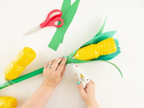 Wizard of Oz DIY Corn Stalks | Fun365 How To Make Corn Stalks, Fake Corn Stalks Diy, Wizard Of Oz Diy Crafts, Corn Stalks Decorations Diy, Diy Corn Maze, Wizard Of Oz Props Diy Set Design, Wizard Of Oz Props Diy, Wizard Of Oz Diy Decorations, Diy Wizard Of Oz Decorations