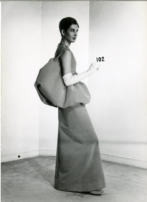 Balenciaga, 1959 © Balenciaga Archives Balenciaga Couture, Vintage Balenciaga, Cristobal Balenciaga, Balenciaga Fashion, Simply Fashion, Simple Gowns, Cristóbal Balenciaga, Nicolas Ghesquiere, Vintage Couture