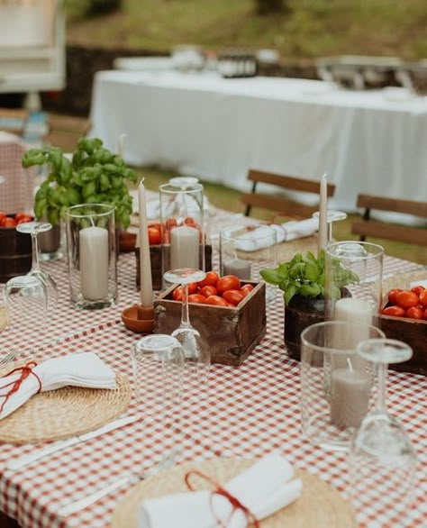 Pizza And Wine Wedding, Rehearsal Dinner Garden Party, Rustic Pizza Party, Pizza Party Welcome Dinner, Outdoor Pizza Party Ideas, Italian Wedding Dinner Ideas, Garden Pizza Party, That's Amore Party, Italian Wedding Pizza Party