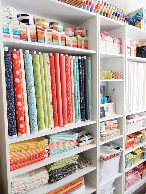 Sewing Room Layout Ideas: 5 Tips to Set up Your Sewing Space featured by top US quilting and sewing blog. Sewing Room Layout, Small Sewing Rooms, Fabric Organization, Room Layout Ideas, Sewing Area, A Quilting Life, Quilt Room, Sewing Room Inspiration, Sewing Room Storage