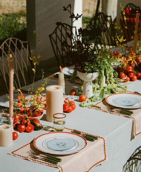 One Table Wedding Dinner, Al Fresco Table Settings, Chic Wedding Tablescape, Italian Table Settings Ideas, Roman Garden Aesthetic, Italian Summer Dinner Party Table, Italian Restaurant Table Decor, Farm To Table Dinner Party Decor, Vintage Italian Dinner Party