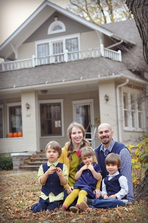 I love this family photo idea with the home in the background Family Photos With House In Background, Family Photo In Front Of House, Home Family Photoshoot, Photoshoot Backgrounds, Front Of Home, Home Studio Photography, Park Model Homes, Holiday Portraits, Outdoor Family Photos