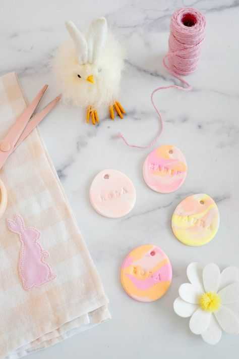 Marbled Easter Basket Name Tag (with Air-Dry Clay!) - A Beautiful Mess Easter Crafts To Make, Bunny Brunch, Diy Spring Wreath, Easter Egg Wreath, Easter Basket Tags, Air Dry Clay Projects, Princess Diy, Easy Easter Crafts, Paper Wreath