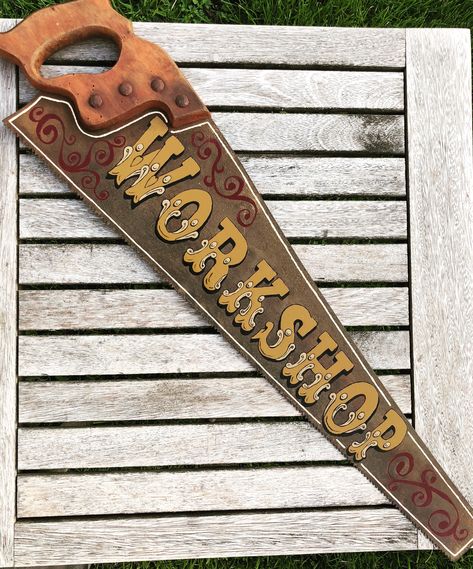 Corrugated Metal Diy Projects, Vintage Saw Decor, Painted Handsaw Ideas, Antique Saw Decor, Old Saws Ideas, Old Tools Decor Ideas, Painted Handsaw, Handsaw Art, Garage Art Ideas