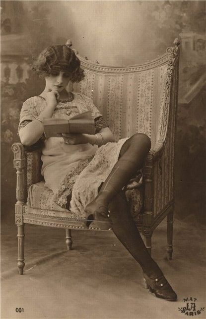 Postal Vintage, Bookish Things, Learn Something New, Woman Reading, Reading A Book, Foto Vintage, Photo Vintage, Girl Reading, Heart Touching