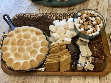 Fall Sleepover Snacks, Smore Charcuterie Boards, Smore Board, Board Night, Smores Dessert, Chocolate Marshmallow, Sleepover Food, Food Babe, Food Therapy