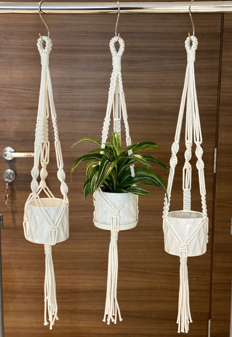 Macrame Plant Hanger Designs, Crochet Plant Holder, Crochet Plant Hanger, Plant Hanger Macrame, Macrame Plant Hanger Patterns, Macrame Tutorials, Makramee Diy, Macrame Supplies, Macrame Knots Pattern