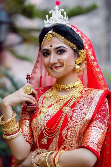 Indian culture is known for its exquisiteness. Every state has its customs be it festivals, weddings, or religious events. Indian bridal looks differ from culture to culture as different religions possess different attire and rituals. The Sikh brides are known for their kalire and chooda on the other hand, Tamilian brides are known for their temple jewelry. From Kashmiri bridal look to Gujarati bridal look, take a look at these Beautiful Bridal Looks from different parts of India Bengali Bride Look, Indian Bridal Looks, Different Religions, Indian Bride Poses, Indian Bride Makeup, Bengali Bridal Makeup, Bride Photos Poses, Bengali Bride, Indian Bride Outfits