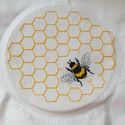 Basic Hand Embroidery Stitches, Cross Stitch Tutorial, Bee Embroidery, Hand Embroidery Art, Hand Embroidery Stitches, Fabric Art, Decoration Table, Embroidery Art, Bumble Bee