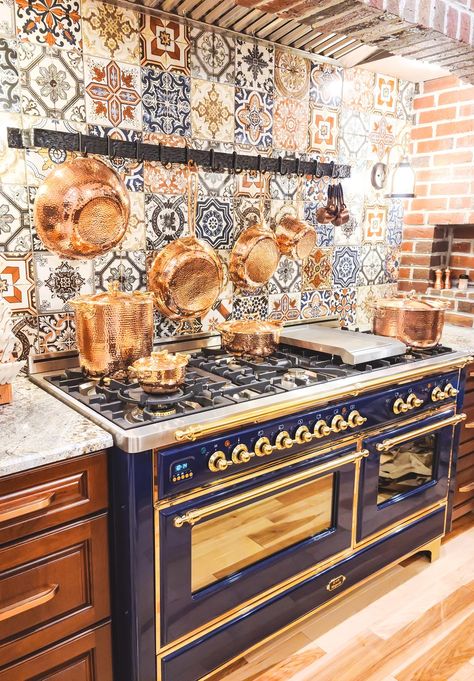 Copper Cookware Set, Fabulous Kitchens, Copper Cookware, Big Kitchen, Kitchen Stove, Kitchen Nook, Italian Kitchen, Copper Kitchen, Kitchen On A Budget