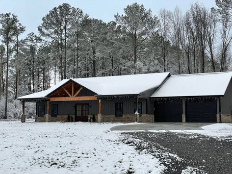 Alabama Barndominium with Stunning Modern Motifs Simple Pole Barn Homes, Barndo Decor, Ranch Barndominium, Building Farmhouse, Barndominium Homes, Barndominium Exterior, Metal Building House Plans, Barn Houses, City Farmhouse