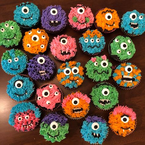 #halloween #halloweenideas #cupcakes #food #spooky #nomnominspo Halloween Deserts, Halloween Cake Decorating, Halloween Cookies Decorated, Birthday Baking, Monster Cupcakes, Monster Halloween, Halloween Baking, Halloween Monster, Themed Cupcakes