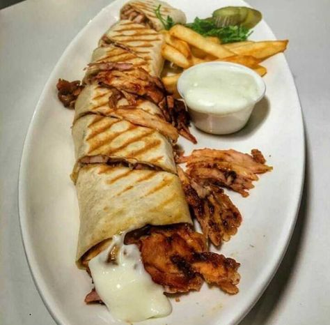 Shawarma ❣️ Shawarma Photography Ideas, Shawarma Snap, Shawarma Aesthetic, Chicken Shawarma Aesthetic, Shawarma Photography, Shawarma Place, Syrian Food, Food Cafe, Moms Cooking