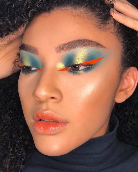 BEAUTY BAY on Instagram: “Intergalactic vibes 🚀🌌👽 Tap to shop 🛒 (📸 @glowykathh) #BEAUTYBAY” Halo Eyes, Halo Eye Makeup, Maquillage On Fleek, Extreme Makeup, Make Your Eyes Pop, Eye Makeup Techniques, Makeup Eye Looks, Creative Eye Makeup, Creative Makeup Looks